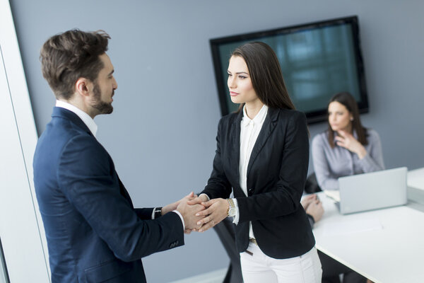 молодежь в офисе