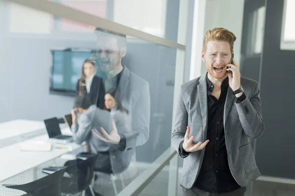 Junge Leute im Büro — Stockfoto