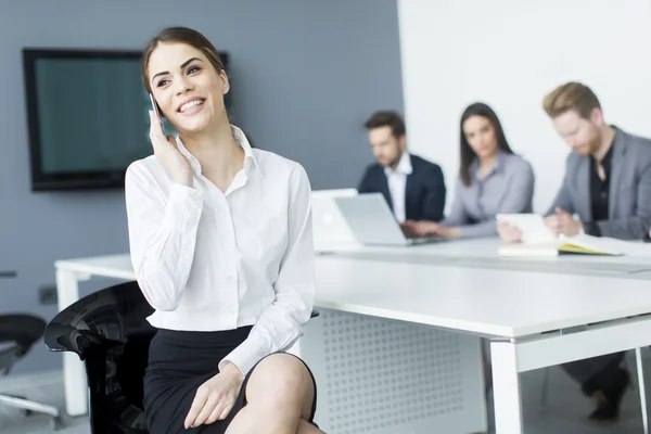 Junge Leute im Büro — Stockfoto