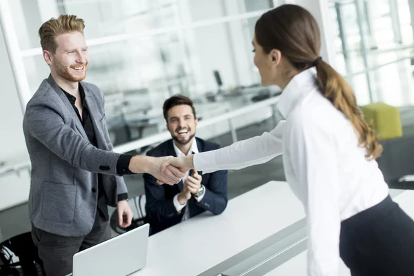 Junge Leute im Büro — Stockfoto