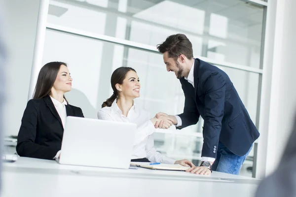 Junge Leute im Büro — Stockfoto