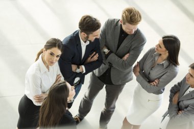 İnsanlar ofis salonunda