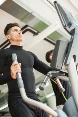 Spor salonundaki genç adam.