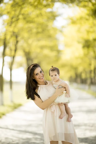 Mutter und Baby im Park — Stockfoto