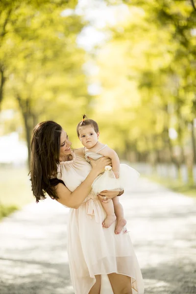 Anne ve bebek parkta. — Stok fotoğraf