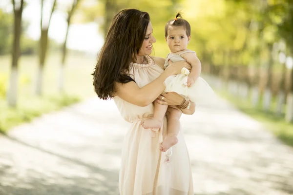 Mother and baby in the park — Stock Photo, Image