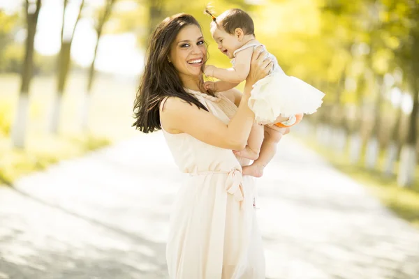 Mutter und Baby im Park — Stockfoto