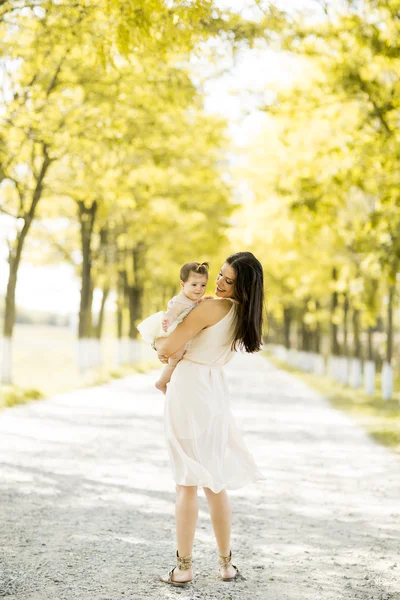 Mother and baby in the park — Stock Photo, Image