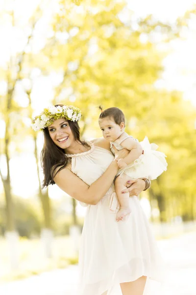 Anne ve bebek parkta. — Stok fotoğraf