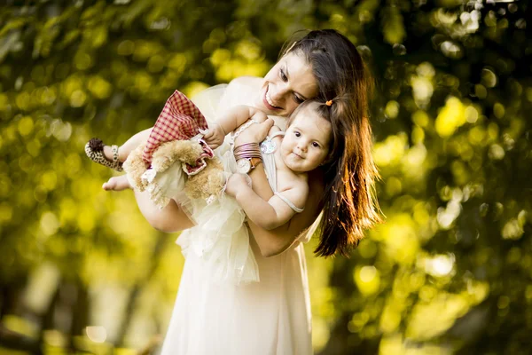 Mother and baby in the park — Stock Photo, Image