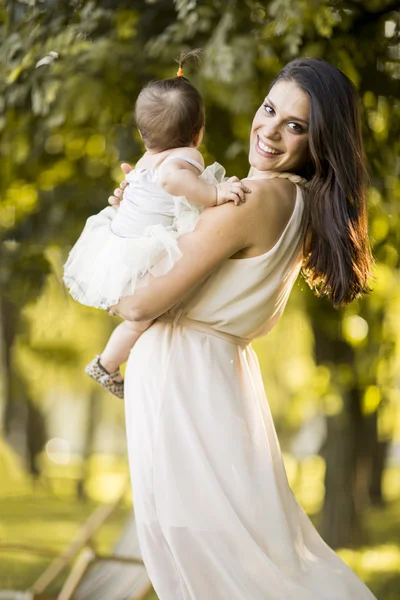 Anne ve bebek parkta. — Stok fotoğraf