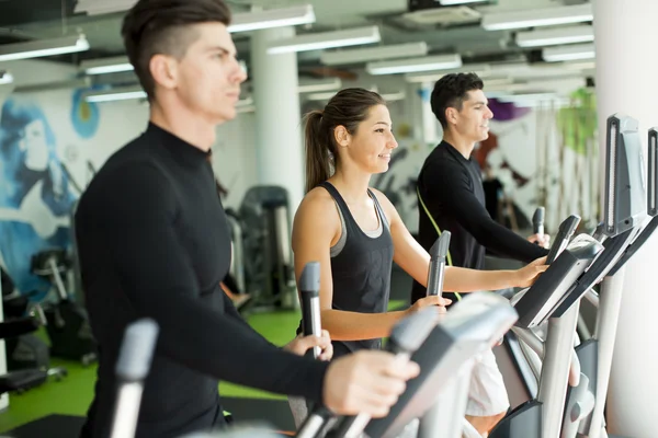 Personas entrenando en el gimnasio —  Fotos de Stock