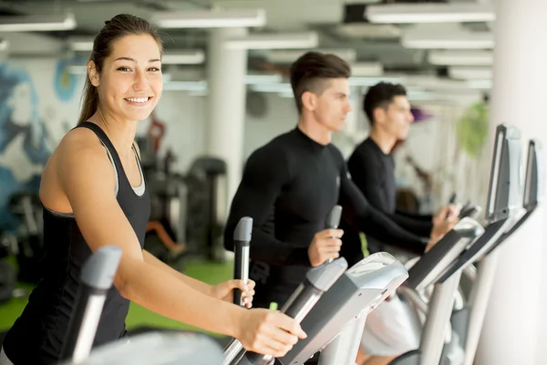 Personas entrenando en el gimnasio — Foto de Stock