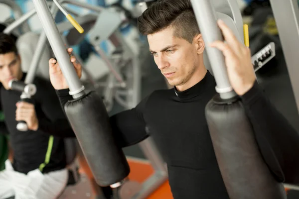 Män som tränar i gymmet — Stockfoto