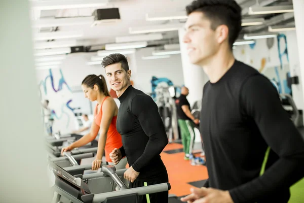 Lidé trénink v tělocvičně — Stock fotografie