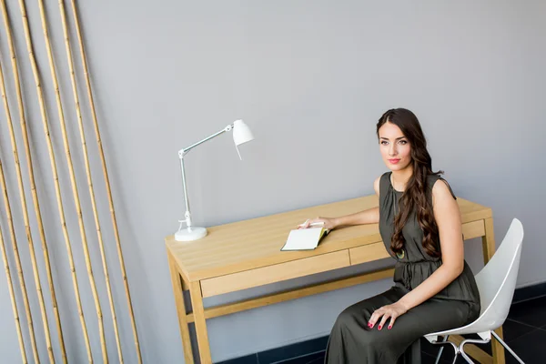 Mujer joven en la habitación — Foto de Stock