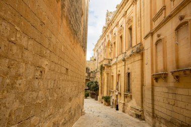 Mdina 'nın büyüleyici dar sokaklarını keşfedin. Tarihin modern yaşamla buluştuğu güzel bir gökyüzü altında..