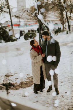 Koreli bir kadın ve beyaz bir adam karlı bir parkta birlikte duruyorlar. Karla kaplı zemin ve ağaçlarla çevrili birbirlerinin gözlerinin içine bakarak bir anı paylaşıyorlar..