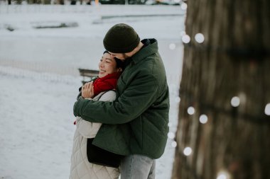 Koreli bir kadın ve Kafkasyalı bir adam karlı bir parkta birbirlerine yakın dururlar. Etraflarındaki kış atmosferinin ve tatil ışıklarının tadını çıkarırlarken bir neşe anlarını paylaşıyorlar..