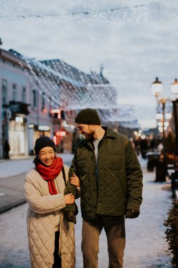 Koreli bir kadın ve beyaz bir erkek bir kış akşamı birlikte yürüyorlar. Tepelerinde ışıklar olan bir kasaba meydanında eğleniyorlar. Sokaklar sessiz ve gökyüzü bulutlu..