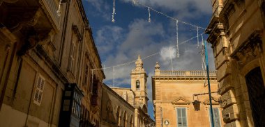 Mdina 'nın dar sokaklarında gezinmek tarihi binaları ve değişen gökyüzünün altındaki zarif Annunciation Kilisesini gözler önüne seriyor..