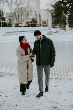 Koreli bir kadın ve beyaz bir adam karlı bir parkta geziniyorlar. Donmuş bir gölün yanında yürürken el ele tutuşup birbirlerine gülümserler. Kış mevsimindeyiz, her yer karla kaplı..