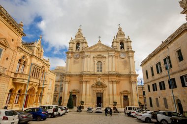 Malta, Mdina - 26 Aralık 2025: Turistler ve yerliler tarihi St. Paul Katedrali meydanında bir araya geldiler..