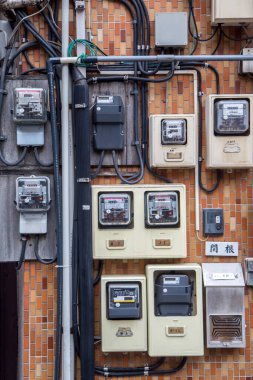 Tokyo, Japonya - 3 Ekim 2016: Japonya 'daki Asakusa Tapınağı' nın dış duvarına elektrik sayaçları monte edildi