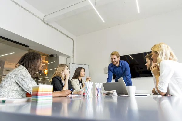 Junge Leute im Büro — Stockfoto