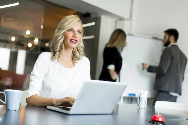 Junge Frau im Büro — Stockfoto