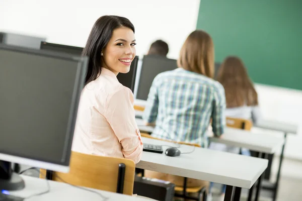 Jonge mensen in de klas — Stockfoto