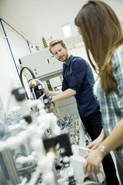 Ingenieur terwijl u werkt in de fabriek — Stockfoto