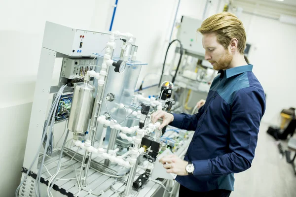 Ingenieur terwijl u werkt in de fabriek — Stockfoto