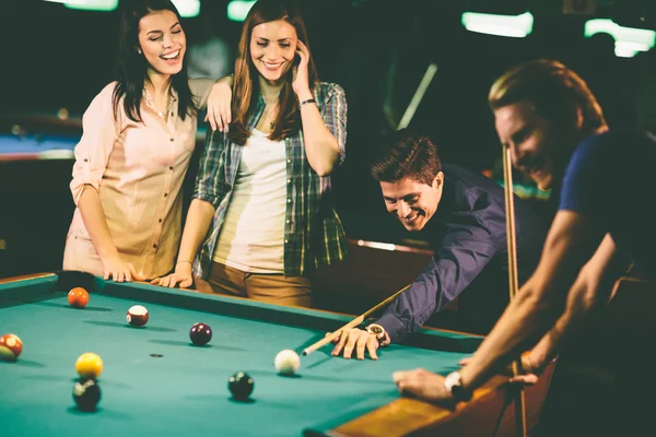 Mensen pool spelen — Stockfoto