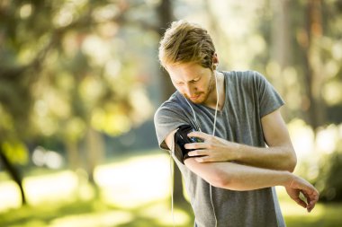 Genç adam koşuyor.