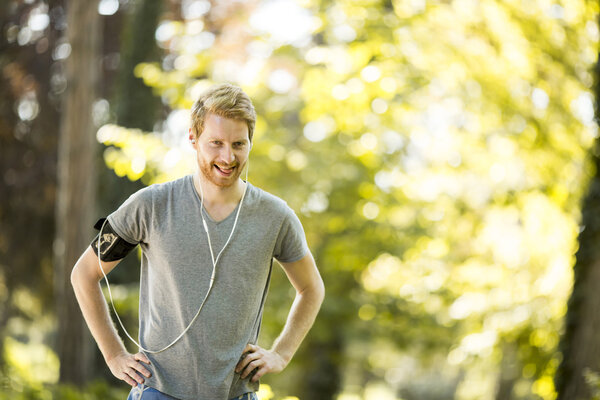 молодой человек бежит