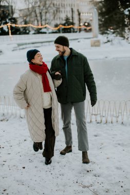 Koreli bir kadın ve beyaz bir adam karlı bir yolda yürümekten zevk alıyorlar. Sıcak tutacak elbiseler giyerken gülüp el ele tutuşuyorlar. Sahne, karla kaplı bir kış parkında geçiyor..