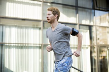 Genç adam koşuyor.