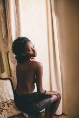Genç siyah kadın.
