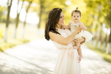 Anne ve bebek parkta.