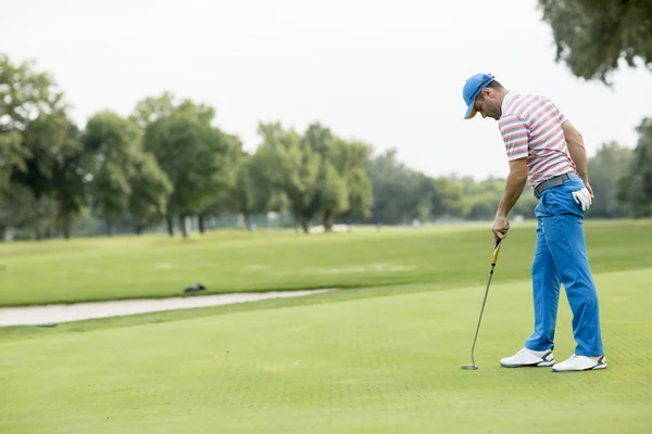 Hombre jugando al golf — Foto de Stock