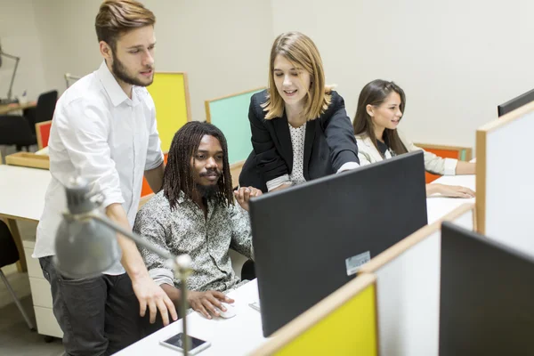 Junge Leute im Büro — Stockfoto