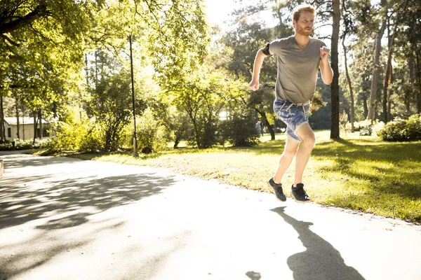 Giovane che corre — Foto Stock