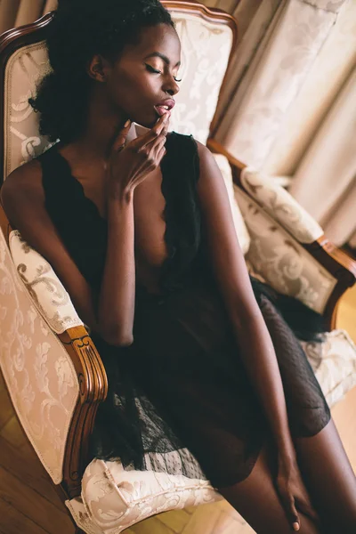 Молодая чёрная женщина — стоковое фото
