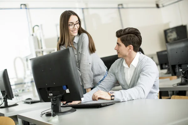 Jonge mensen in de klas — Stockfoto