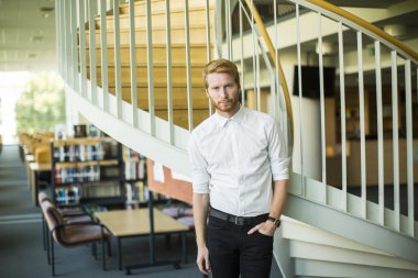 Kütüphanedeki genç adam.