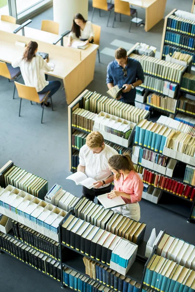 Les jeunes dans la bibliothèque — Photo