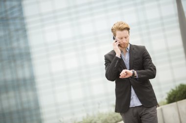 Cep telefonu olan adam.