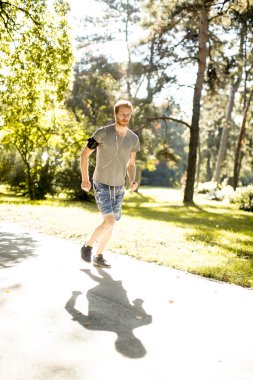 Genç adam koşuyor.