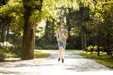 Genç adam koşuyor.